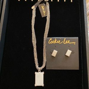 NWT Womens Cookie Lee Necklace & Earrings MOP Set